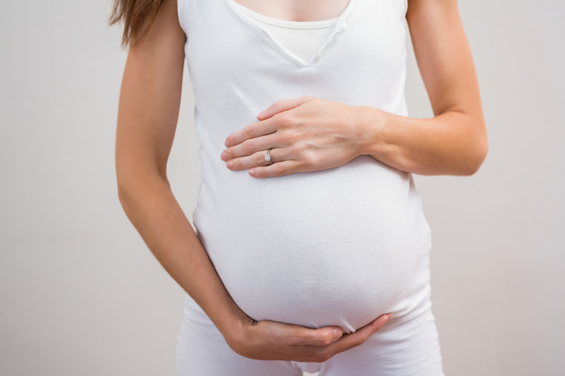 Alguns sintomas de gravidez que passam despercebidos - Mamãs e Bebés