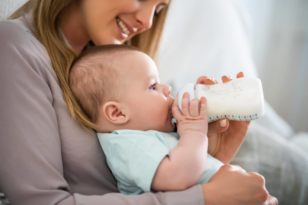 como conciliar o leite materno e o leite de fórmula