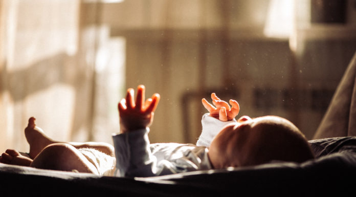 Tudo sobre o banho de sol no bebê – como ele pode diminuir icterícia nos recém-nascidos banho de sol